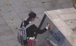 Atatürk büstünü temizleyen minik Asmin