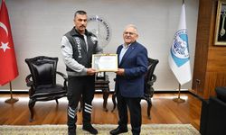 Başkan Büyükkılıç, genç kızı tramvay altında kalmaktan kurtaran güvenlik görevlisini ödüllendirdi