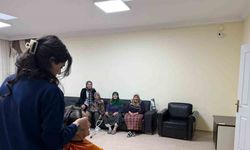 Bayburt’ta huzurevi sakinlerinin kişisel bakımlarını gönüllü kuaför yaptı