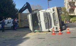 Beşiktaş’ta hafriyat kamyonu devrildi: Şoförün yaralandığı kaza anı görüntülendi