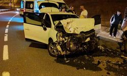 Bilecik’te 2 araç kafa kafaya çarpıştı; 2 yaralı