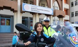 Emniyet ekiplerinden öğrencilere akran zorbalığı ve siber suçlar bilgilendirmesi