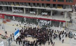 Ev hayali kuran İnşaat mağdurları gökyüzüne siyah balon bıraktı