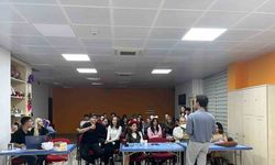 Gönüllü gençler tiyatro sahnesi için kolları sıvadı