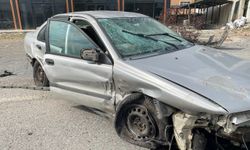 Hurdaya dönen otomobilden yaralı kurtuldu