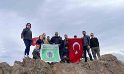 Iğdır’da dağcılardan Cumhuriyet Bayramı’na özel Tekelti Dağı zirve tırmanışı