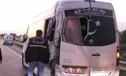 Kamyon emniyet şeridinde bekleyen işçi servisine çarptı: 1 ölü