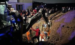 Kanalizasyon çukuru kazarken göçük altında kalan iki kardeş toprağa verildi