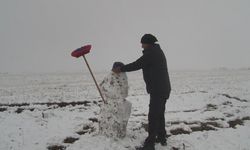 Kars’a mevsimin ilk karı yağdı, vatandaşlar kardan adam yaptı