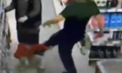 Markette küçük çocuğu tekmeleyen adam kameraya yansıdı