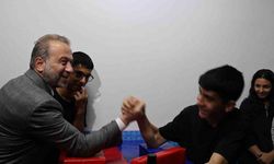Ortaokul öğrencisinin bilek güreşine davet ettiği Valinin "Karizmayı çizdirmeyelim" demesi gülümsetti