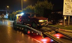 Otomobil, köprünün korkuluklarına çarptı