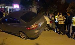 Park halindeki 2 araca çarpıp asılı kaldı: Sürücü olay yerinden kaçtı