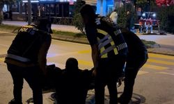 Polis noktasından geçerken alkolün etkisiyle yere düştü, yakayı ele verdi