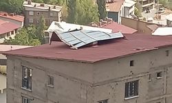 Şiddetli rüzgar çatılara zarar verdi