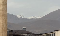 Yüksekova Mor Dağı’nın zirvesi beyaza büründü