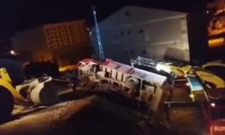 Yüksekova’da odun yüklü kamyonet devrildi