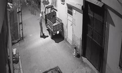 Yüzünü kapüşonla kapatarak mopedi dakikalar içinde çaldı