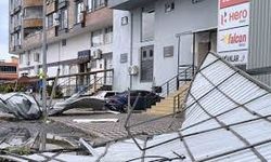 Hatay’da fırtınada uçan çatı 2 araca zarar verdi