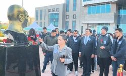 10 Kasım Programında Üniversite Öğrencileri Atatürk Büstüne Karanfil Bıraktı.