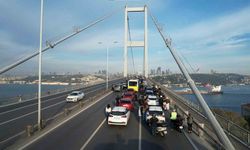 15 Temmuz Şehitler Köprüsü’nde 09.05’te vatandaşlar araçlarından inerek saygı duruşunda bulundu