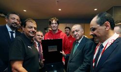 A Milli Erkek Basketbol Takımı, ikincilik madalyasını Cumhurbaşkanı Erdoğan’a takdim etti