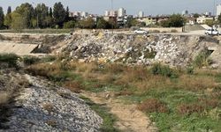 Adana’da kuruyan dere moloz döküm sahasına döndü