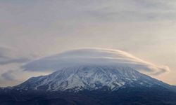 Ağrı Dağı’nda "mercek bulutu" hayran bıraktı
