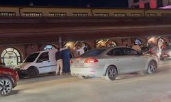 Araca çarpıp sürücüsünün üzerine yürüdüler