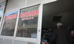 Ayakkabı tamir ederek ailesini geçindiriyor