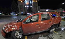 Bariyerlere çarptı, 2 kişi yaralandı