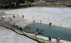 Beyaz cennet Pamukkale, Asya ülkelerinden gelen turistlerin yoğun ilgisini çekiyor