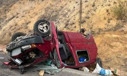 Bozüyük’te kontrolden çıkan kamyonet ters döndü; 2 kişi yaralandı