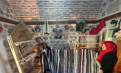 Çöpe gidecek malzemeler onun ellerinde geleneksel kilime dönüşüyor