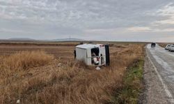 Çorum'da Kontrolden çıkan minibüs tarlaya devrildi: 3 yaralı