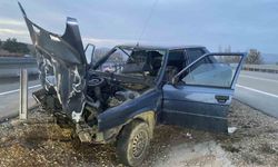 Çorum’da otomobil bariyere çarptı: 2 yaralı