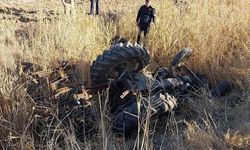 devrilen traktörün sürücüsü hayatını kaybetti