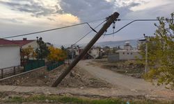 Dicle’de vatandaşlardan eğri direğin değiştirilmesi talebi