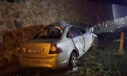 Dreksiyon hakimiyetini kaybeden otomobil istinat duvarına çarptı: 2 yaralı