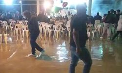 Düğünü su basınca, paçalarını sıvayıp oynamaya devam ettiler