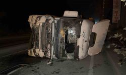 Eyüpsultan’da kontrolden çıkan hafriyat kamyonu yan yattı. 1 yaralı