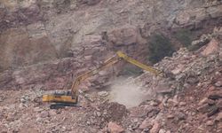 Göçük altında kalan kamyon şoförü için yeniden arama çalışması başlatıldı