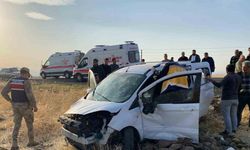 Hafif ticari araç  tarlaya uçtu: 3 yaralı