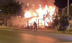 Hobi bahçesindeki baraka alev alev yandı