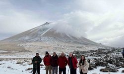 Iğdır Ağrı Dağı’nda kar yağışına rağmen 27 dağcı tırmanışa geçti