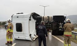 İskenderun’da devrilen tırın sürücüsü yaralandı