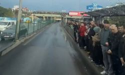 İstanbul’da Altunizade’deki metrobüs kuyruğunda yolcular yağmur altında ıslandı