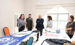 Kadınlar afişleri şık çantalara dönüştürüyor