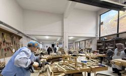 Kadınlar ahşap atölyesinde hem öğreniyor hem üretiyor