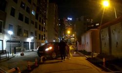 Kağıthane’de ters yöne giren sürücü bariyere çıkarak askıda kaldı, o anlar kamerada